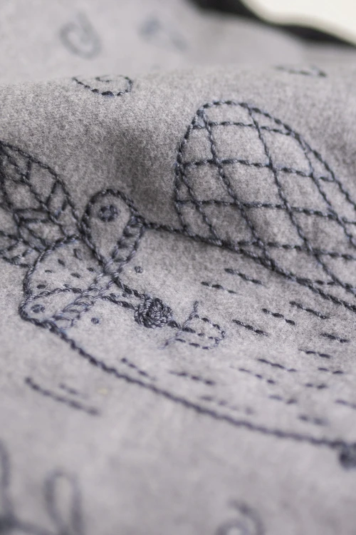 Plecaczek worek dla dziecka z ręcznym haftem – szary, handmade