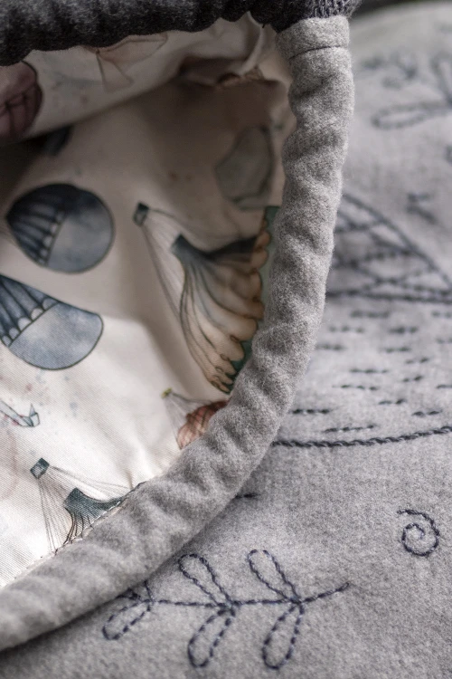 Plecaczek worek dla dziecka z ręcznym haftem – szary, handmade
