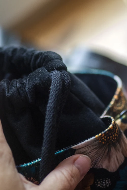 Listonoszka z kominem – czarny welur i kolorowe kwiaty | Handmade
