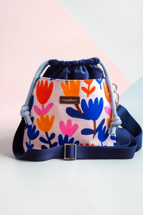 Granatowa listonoszka z kominem z weluru – minimalistyczne kwiaty, handmade