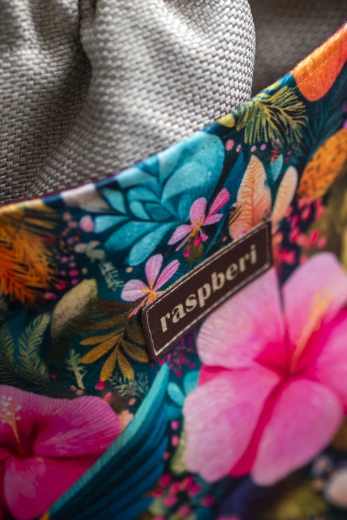 Beżowa listonoszka z kominem z plecionki i weluru w kwiaty i koliberki – handmade