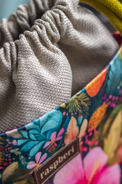 Beżowa listonoszka z kominem z plecionki i weluru w kwiaty i koliberki – handmade