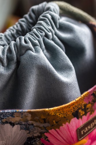 Zielona listonoszka z kominem z weluru w malowane kwiaty – handmade, unikat