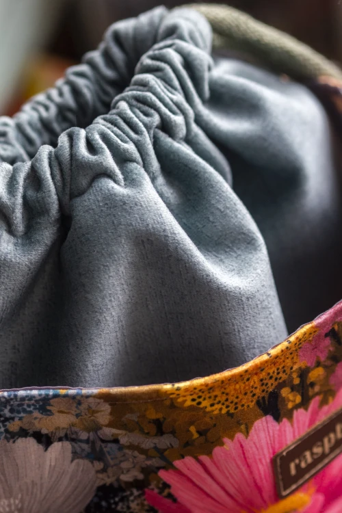 Zielona listonoszka z kominem z weluru w malowane kwiaty – handmade, unikat