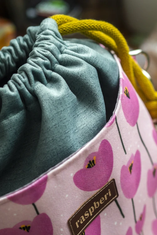 Zielona listonoszka z kominem z weluru w różowe tulipany – handmade, unikat