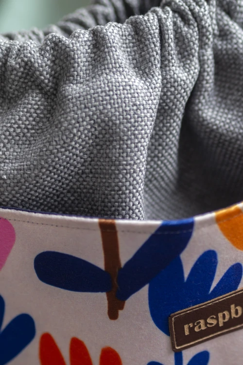 Szara listonoszka z kominem z plecionki i weluru w geometryczne kwiaty – handmade