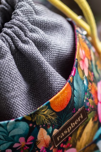 Szara listonoszka z kominem z plecionki i weluru w kwiaty i kolibry – handmade