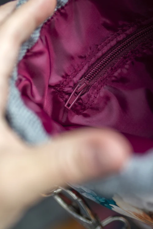 Szara listonoszka z kominem z plecionki i weluru w peonie – handmade