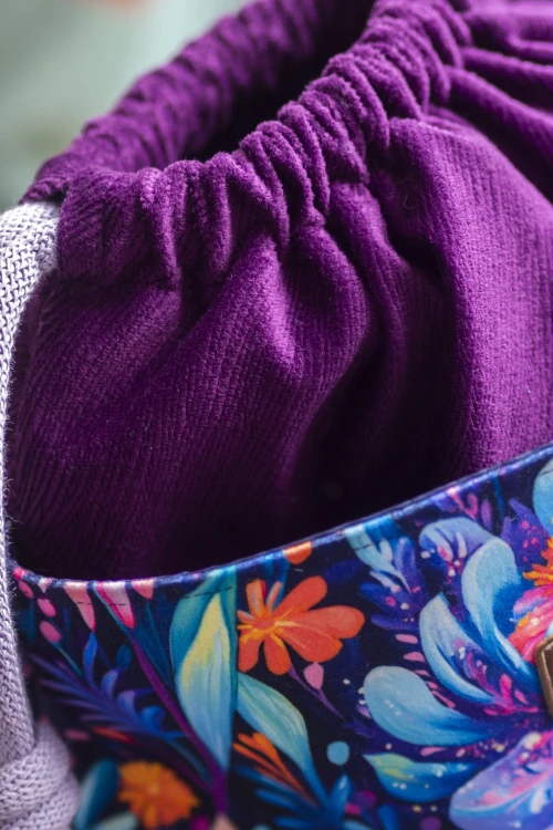 Fioletowa listonoszka z kominem z tłoczonego weluru i weluru w kwiaty – handmade