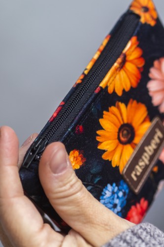 Etui na klucze z czarnego weluru w kolorowe kwiaty – handmade