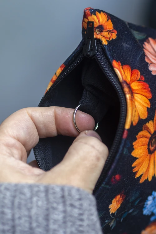 Etui na klucze z czarnego weluru w kolorowe kwiaty – handmade