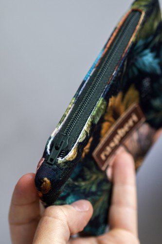 Etui na klucze z czarnego weluru w kwiaty – ciemne kolory, handmade