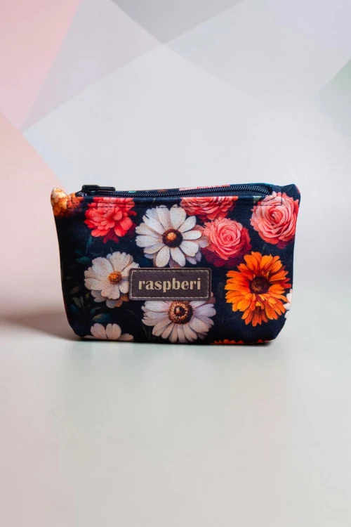 Etui na klucze z czarnego weluru w kolorowe kwiaty – handmade