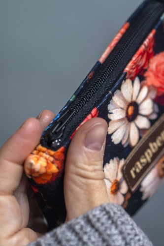 Etui na klucze z czarnego weluru w kolorowe kwiaty – handmade