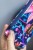 Etui na klucze z granatowego weluru w różowe i fioletowe kwiaty – handmade