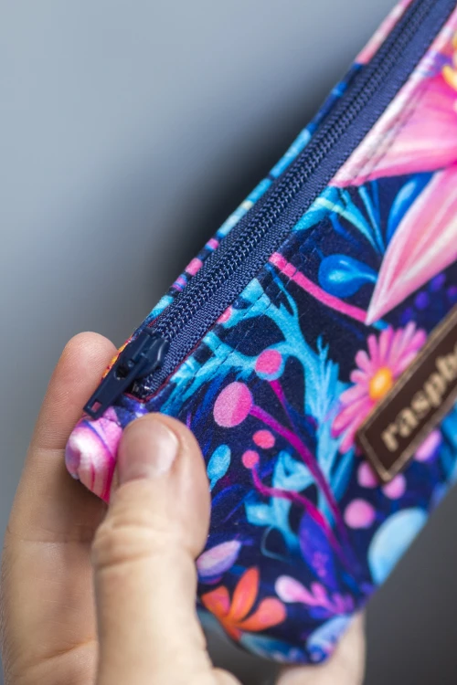 Etui na klucze z granatowego weluru w różowe i fioletowe kwiaty – handmade