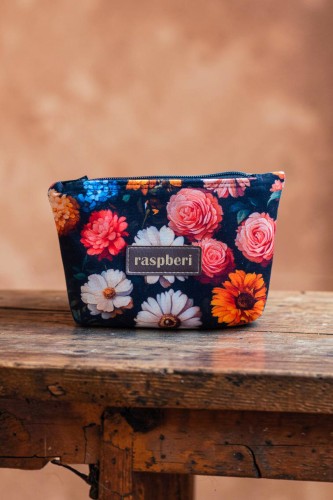 Etui na klucze z czarnego weluru w kolorowe kwiaty – handmade
