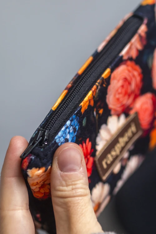 Etui na klucze z czarnego weluru w kolorowe kwiaty – handmade