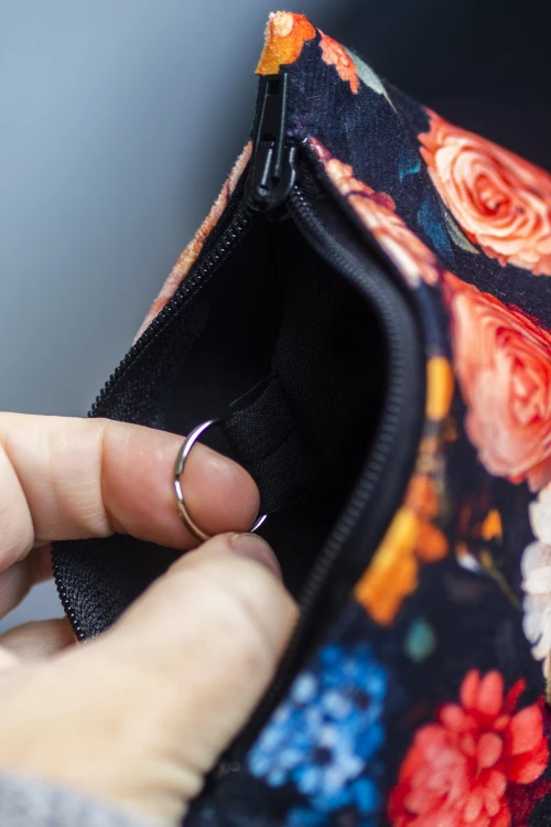 Etui na klucze z czarnego weluru w kolorowe kwiaty – handmade