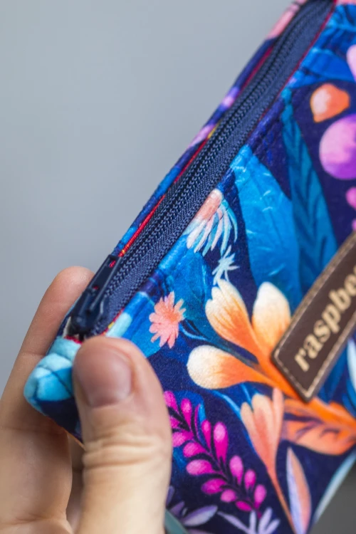 Etui na klucze z granatowego weluru w różowe i fioletowe kwiaty – handmade