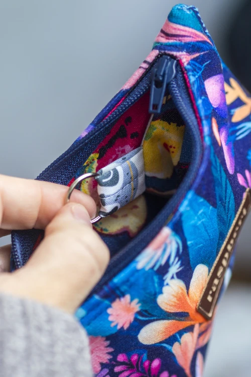 Etui na klucze z granatowego weluru w różowe i fioletowe kwiaty – handmade
