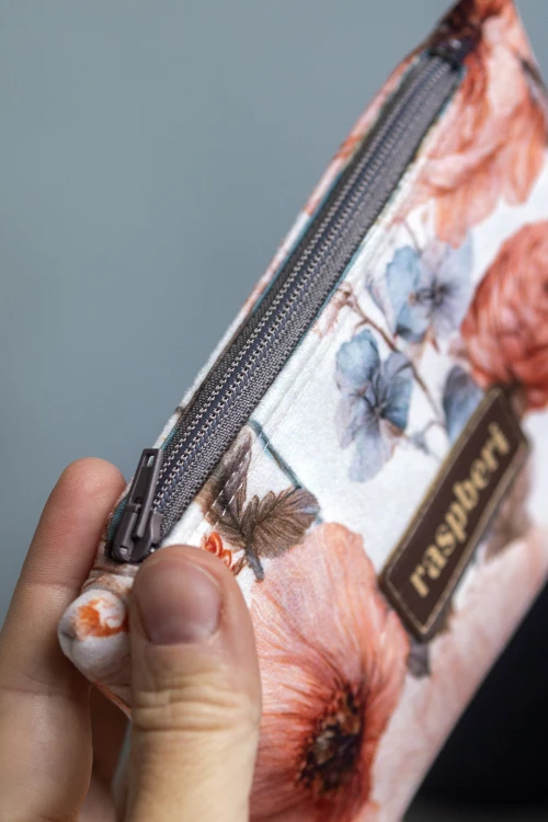 Etui na klucze z jasnego weluru w pastelowe kwiaty – handmade