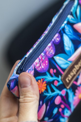 Etui na klucze z granatowego weluru w różowe i fioletowe kwiaty – handmade