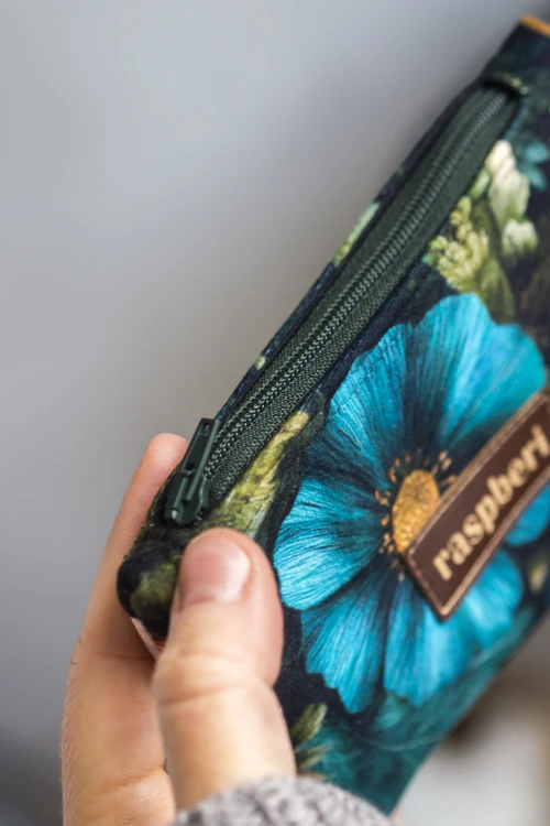 Etui na klucze z czarnego weluru w kwiaty – ciemne kolory, handmade