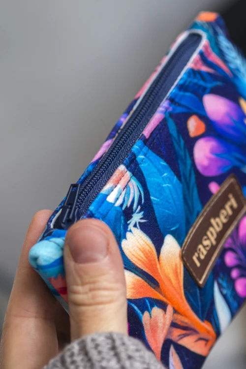 Etui na klucze z granatowego weluru w różowe i fioletowe kwiaty – handmade