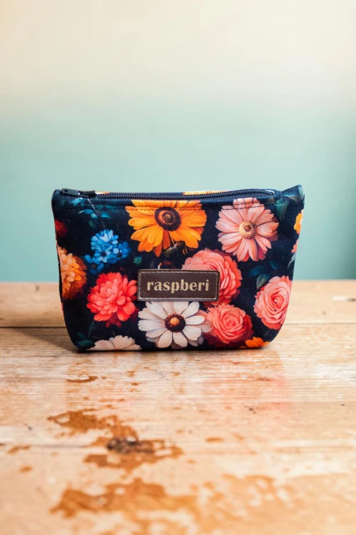 Etui na klucze z czarnego weluru w kolorowe kwiaty – handmade