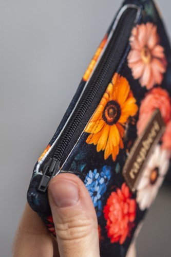 Etui na klucze z czarnego weluru w kolorowe kwiaty – handmade