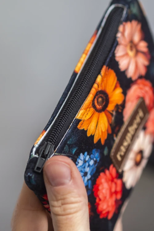 Etui na klucze z czarnego weluru w kolorowe kwiaty – handmade