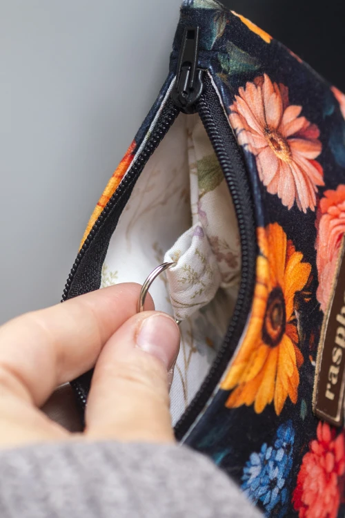 Etui na klucze z czarnego weluru w kolorowe kwiaty – handmade