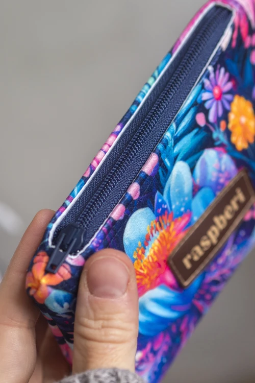 Etui na klucze z granatowego weluru w różowe i fioletowe kwiaty – handmade