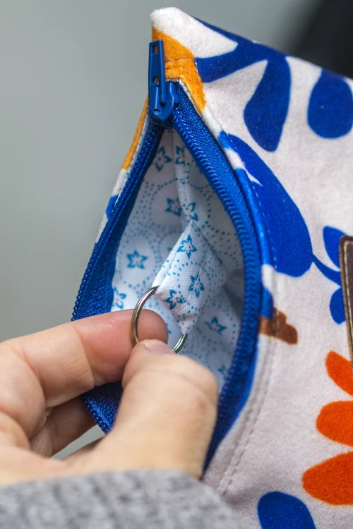 Etui na klucze z jasnego weluru – minimalistyczne kwiaty | Handmade