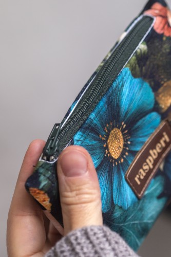 Etui na klucze z czarnego weluru w kwiaty – ciemne kolory, handmade