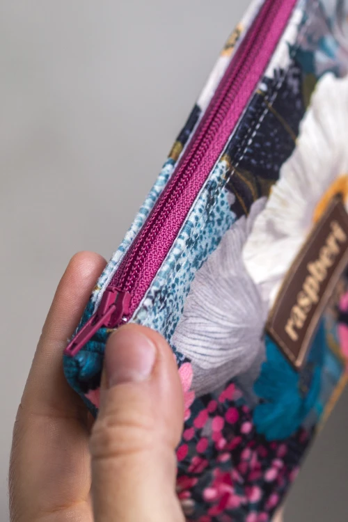 Etui na klucze z weluru w malowane kwiaty – oryginalne etui handmade