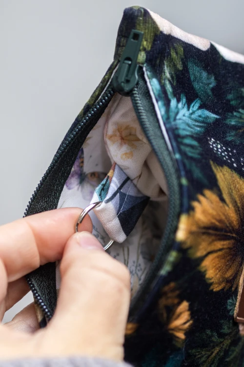 Etui na klucze z czarnego weluru w kwiaty – ciemne kolory, handmade