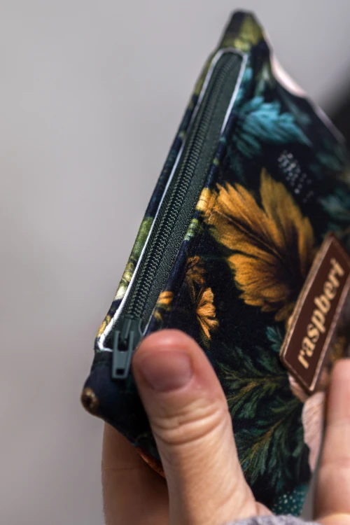 Etui na klucze z czarnego weluru w kwiaty – ciemne kolory, handmade