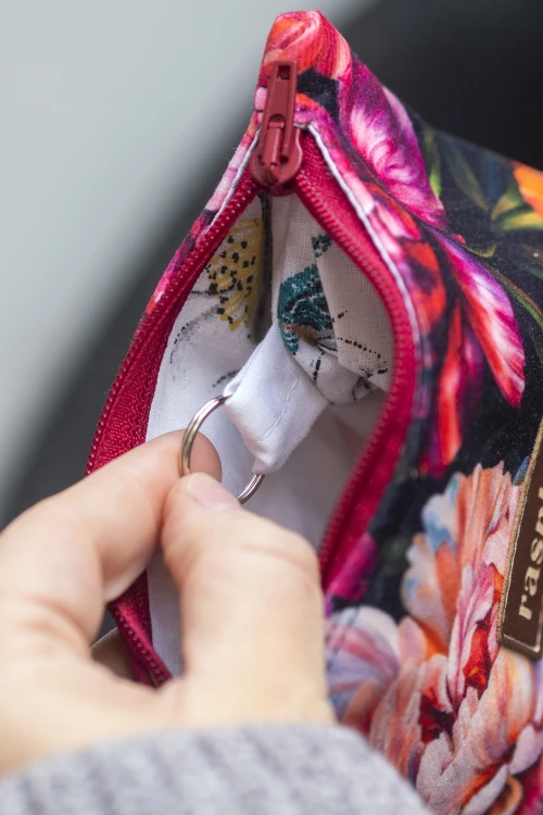 Etui na klucze z weluru w peonie – kwiatowe etui handmade