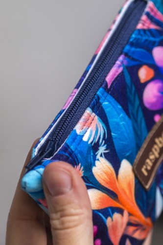 Etui na klucze z granatowego weluru w różowe i fioletowe kwiaty – handmade