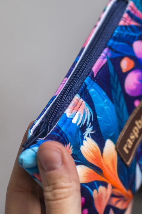 Etui na klucze z granatowego weluru w różowe i fioletowe kwiaty – handmade