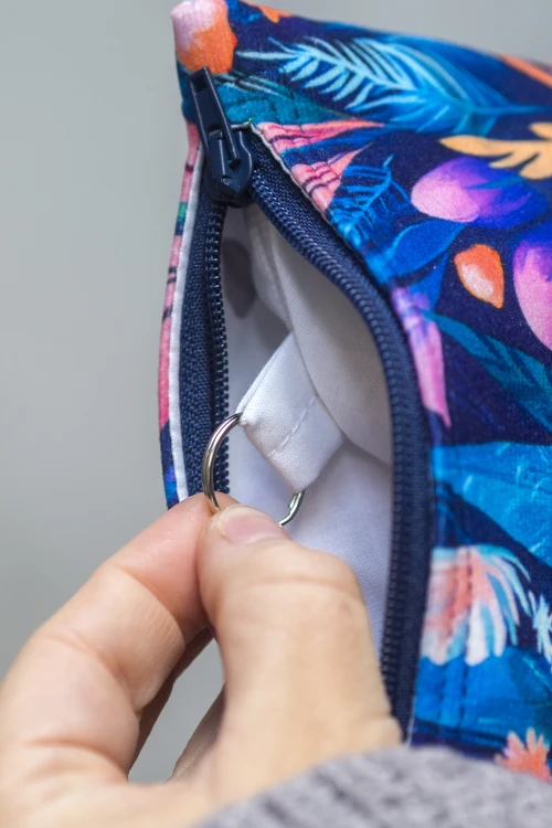 Etui na klucze z granatowego weluru w różowe i fioletowe kwiaty – handmade