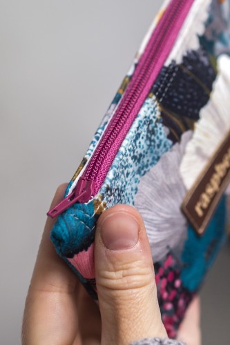 Etui na klucze z weluru w malowane kwiaty – oryginalne etui handmade