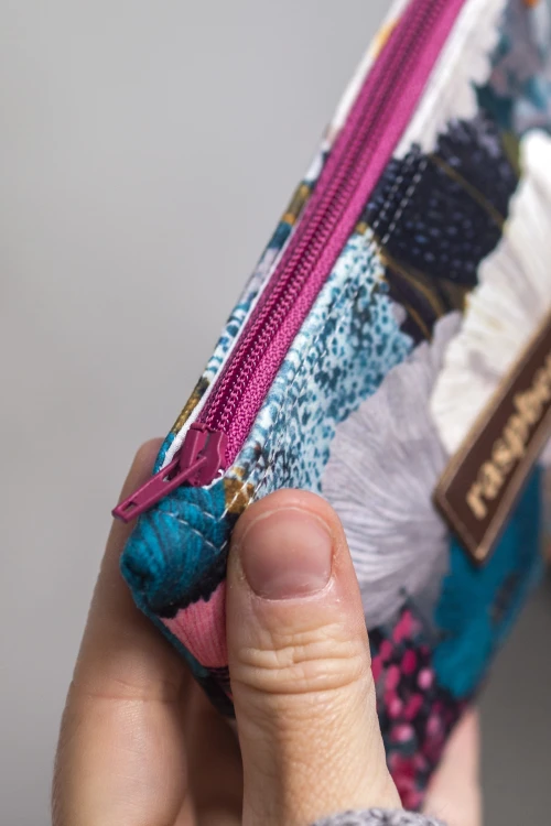 Etui na klucze z weluru w malowane kwiaty – oryginalne etui handmade