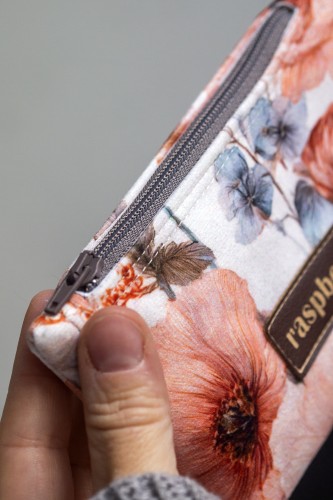 Etui na klucze z jasnego weluru w pastelowe kwiaty – handmade
