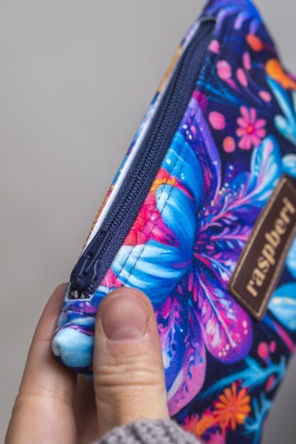 Etui na klucze z granatowego weluru w różowe i fioletowe kwiaty – handmade