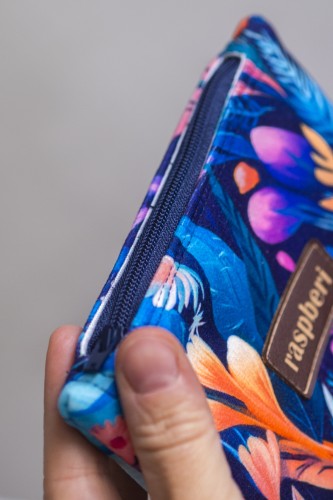 Etui na klucze z granatowego weluru w różowe i fioletowe kwiaty – handmade