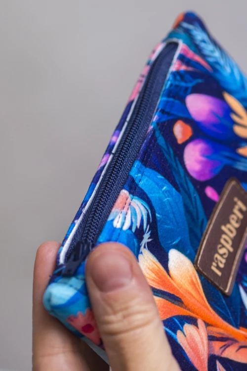 Etui na klucze z granatowego weluru w różowe i fioletowe kwiaty – handmade