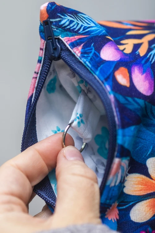 Etui na klucze z granatowego weluru w różowe i fioletowe kwiaty – handmade